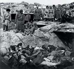 Русские солдаты у братской могилы
