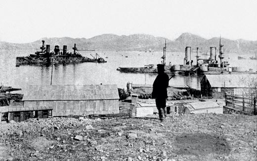 Остатки русской эскадры после Цусимского сражения на рейде Порт–Артура. 1905 год