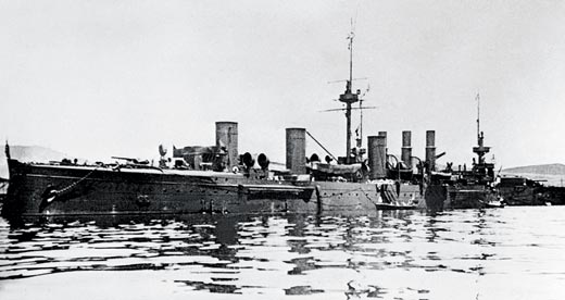 Не желая сдаваться японцам, команда крейсера "Новик" затопила свой корабль